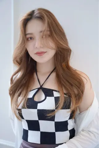 セミロング ✂️スタイリスト フェザーパーマ✨陽気のヘアスタイル