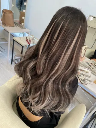 セミロング セルバ所属・HIRORO ブリーチ/ハイトーンのヘアスタイル