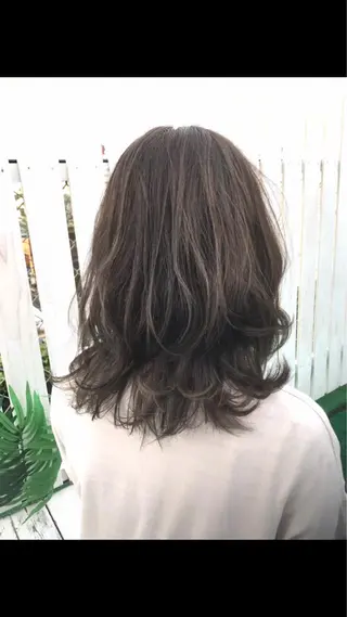 ミディアム カラー マツエク・マツパ FOLK所属・白髪ぼかしハイライト バレイヤージュヤマトのヘアスタイル