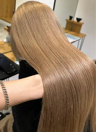 カラー 肌に馴染むハイトーン /ミルクティーカラーのヘアスタイル