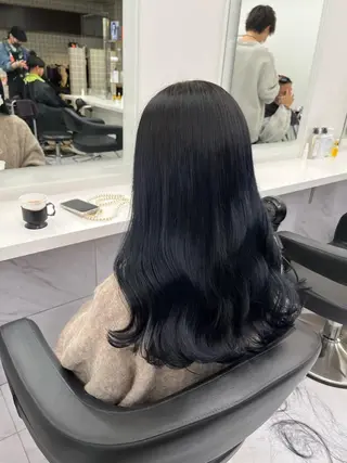 セミロング 寒色＆ブリーチ特化 寒色MiOのヘアスタイル