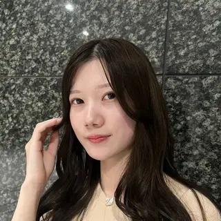 セミロング 夏向/ハイトーン /パーマのヘアスタイル