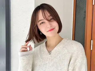 ミディアム パーマ ブリーチなしカラー/ 顔周りレイヤーカットのヘアスタイル