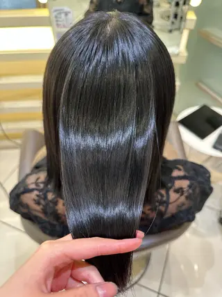 ミディアム カラー タイトボブ個性派カラ ーAKANEのヘアスタイル