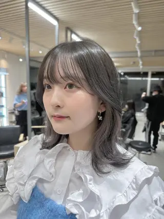 ミディアム カラー レイヤーカット 透明感カラーのヘアスタイル