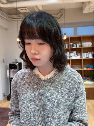 ミディアム パーマ 大橋 芽衣のヘアスタイル