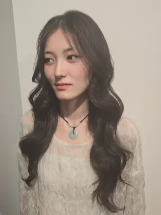 ロング LEE HANAのヘアスタイル