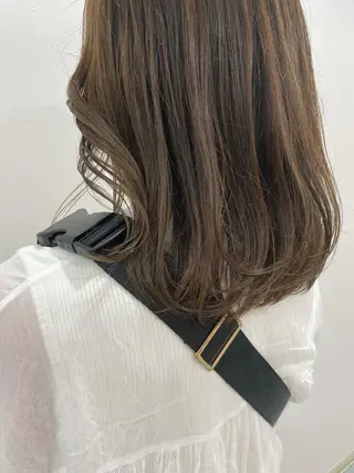 ミディアム カラー akane .のヘアスタイル