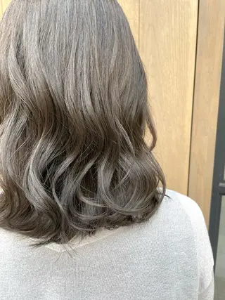 ミディアム カラー ハイライトが 得意なニキです😊のヘアスタイル