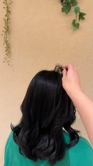 ミディアム 緑川 莉緒のヘアスタイル