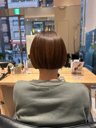 ショート yoko/レイヤー /小顔ボブ/艶カラーのヘアスタイル