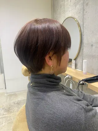 ショート fumi🪞血色感 アップ艶カラーのヘアスタイル