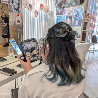 ヘアアレンジ セミロング 推しカラー🦉にじさ んじカラー🌈🕒✨のヘアスタイル