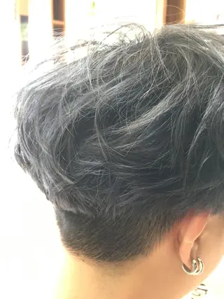 ショート カラー パーマ 白髪ぼかしハイライト 柳川拓哉のヘアスタイル