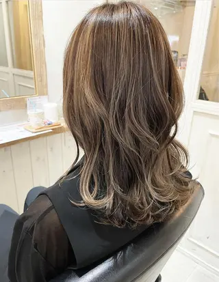 セミロング カラー sherry【シェリー】所属・miho 大国町 柔らかハイトーン💛のヘアスタイル