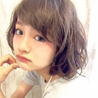 ミディアム カラー AnFye une qatllのヘアスタイル