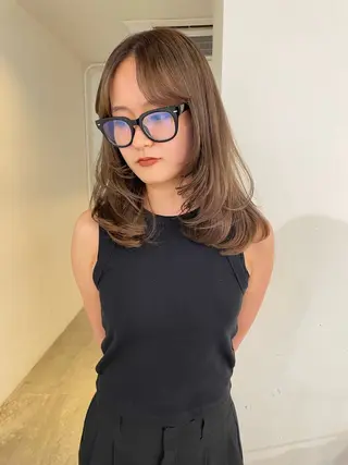 ミディアム カラー MIU/ルーツカラー 顔まわりレイヤーのヘアスタイル