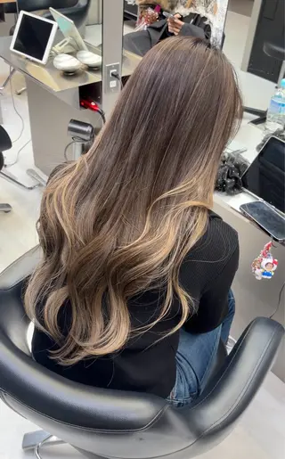 ロング 🫧バレイヤージュ/ ハイトーン/ミズキのヘアスタイル