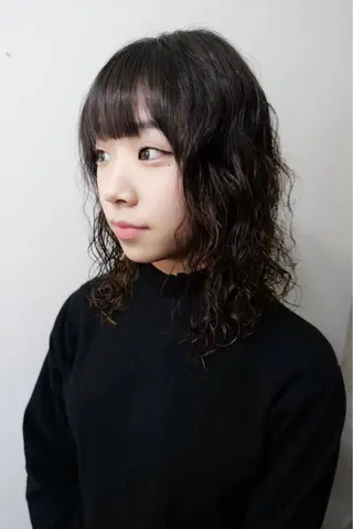 ミディアム パーマ 𝙱𝙻𝙴𝙽 𝚋𝚢 𝚍𝚘𝚝.所属・🤍BLEN 窓🤍のヘアスタイル