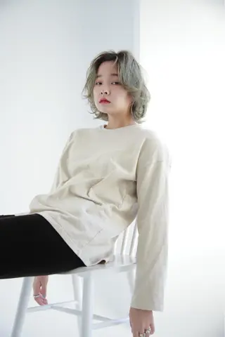 ミディアム カラー THE DAY所属・AKI HASHIMOTOのヘアスタイル