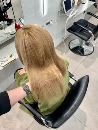 セミロング onyx所属・ハイトーン/ブリーチ 透明感ミルクティーのヘアスタイル