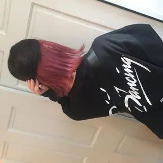 カラー ミディアム ウルフカットデザイン カラー特化アールイーのヘアスタイル