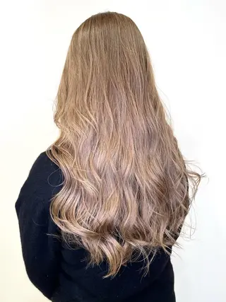 ロング カラー N4C エヌフォーシーのヘアスタイル