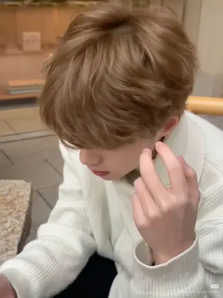 カラー メンズ 透け感ベージュ🤎 韓国ヘアtakutoのヘアスタイル