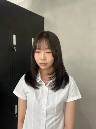 セミロング カラー 小森聖奈 韓国風レイヤーカットのヘアスタイル