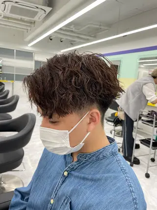 セミロング パーマ ヘアアレンジ メンズ 艶カラー の達人のヘアスタイル