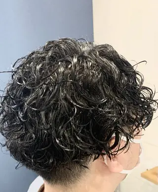 ミディアム パーマ メンズ 松岡 恭弘のヘアスタイル