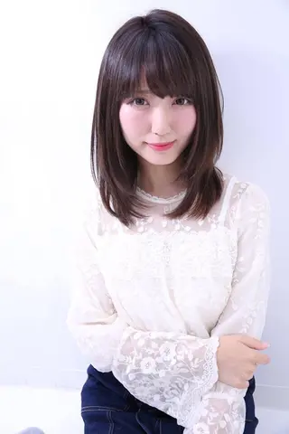 ミディアム ブリーチなしダブル/ レイヤーカット 小棹のヘアスタイル