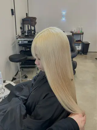 ロング QUON.伊勢崎店所属・ブリーチ＆ハイトーン 歌 心のヘアスタイル