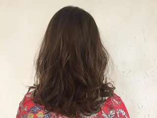 ミディアム カラー パーマ 伊藤 優希のヘアスタイル