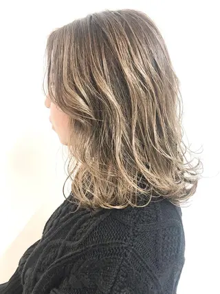 ミディアム カラー 360°キレイな ショートカットのヘアスタイル