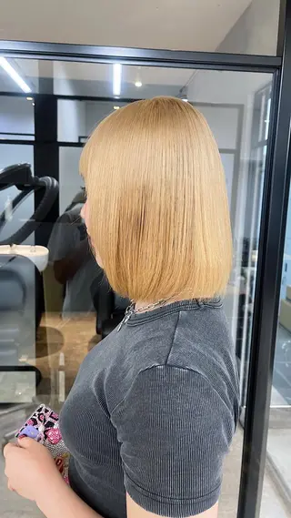 ショート け んブリーチ縮毛矯正のヘアスタイル