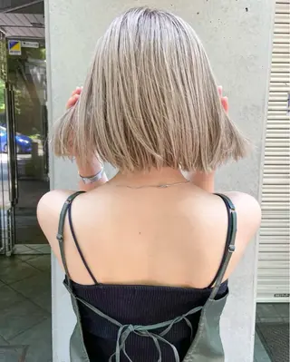 カラー 岡本康平/ボブ /ブリーチ/レイヤーのヘアスタイル