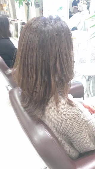 セミロング Aile所属・酸性ストレート／カラ ー/山下高明のヘアスタイル