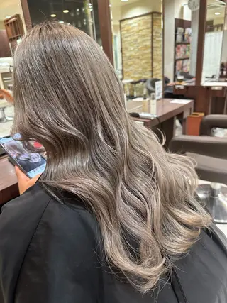 ロング カラー 池田凛/ ハイトーンカラーのヘアスタイル