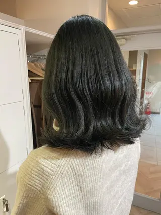 ミディアム カラー akane .のヘアスタイル