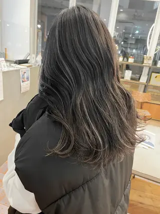 カラー 飯田 愛結のヘアスタイル