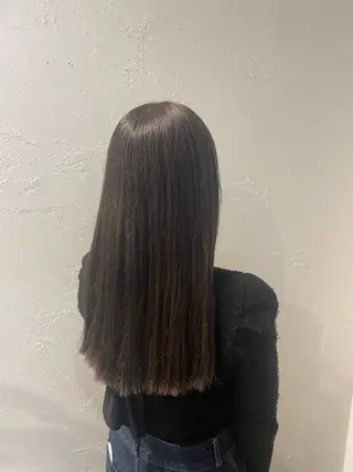 ロング カラー mina / 透明感ベージュカラーのヘアスタイル