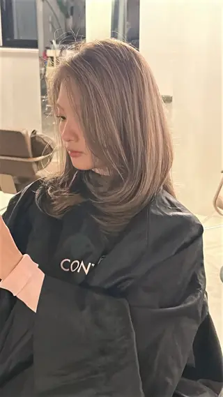 ミディアム カラー ヘアアレンジ 透け感ハイトーン🤍 ベージュ/たくとのヘアスタイル