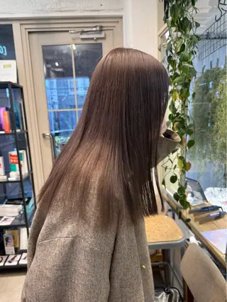 セミロング カラー ミルクティー× グレージュMOMOのヘアスタイル