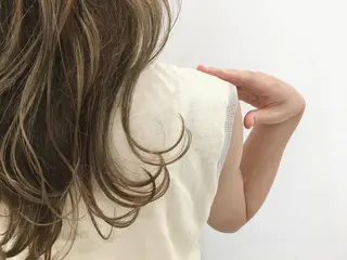 ミディアム due hair 京都駅前店 MILBON オージュア認定サロン【デューヘアー】所属・ハイトーンブリーチ 土坂　由志【京都】のヘアスタイル