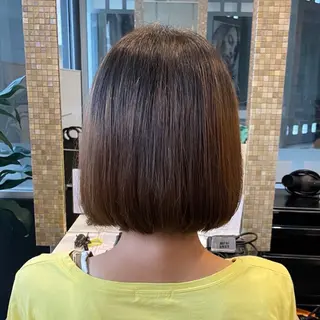 ショート CONAN｜レイヤー ボブ／ハイトーンのヘアスタイル