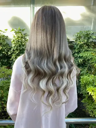 ロング カラー モモカ/ハイトーン /バレイヤージュのヘアスタイル