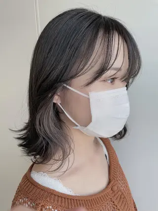 ミディアム カラー レイヤーカット 透明感カラーのヘアスタイル