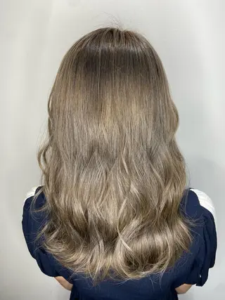 セミロング ハイトーンカラー 🦋yuri🦋のヘアスタイル