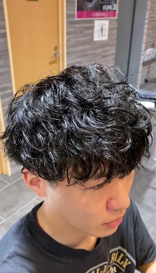 パーマ メンズ 尾崎 優也のヘアスタイル